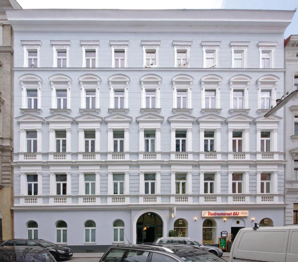 Herzlich Willkommen - Küss Hand *