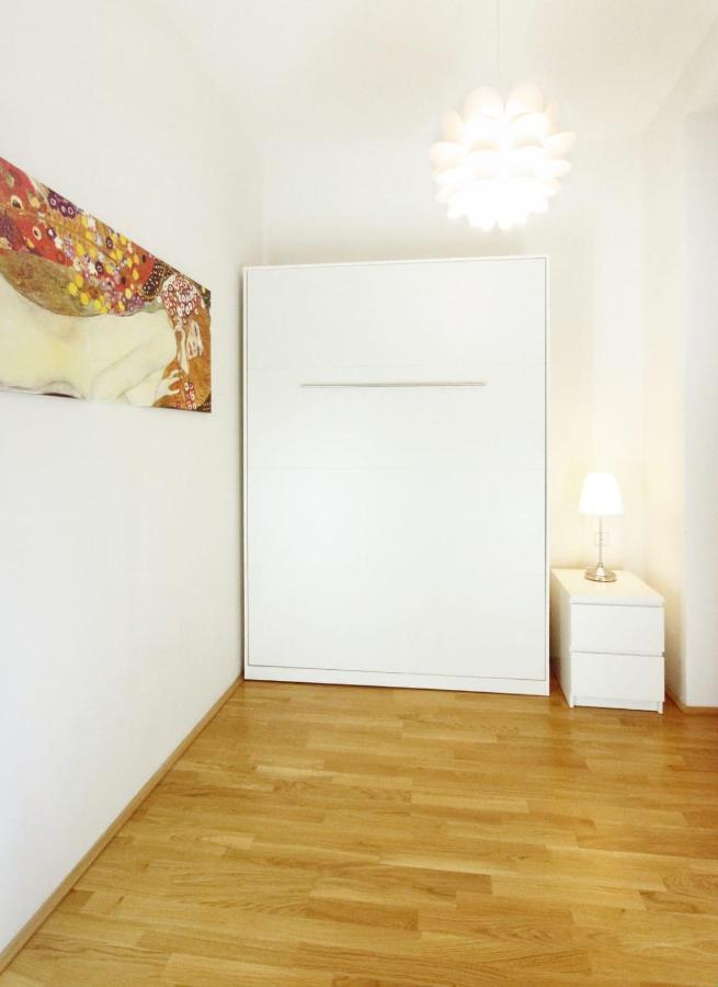 Herzlich Willkommen - Kuss Die Hand Vienna